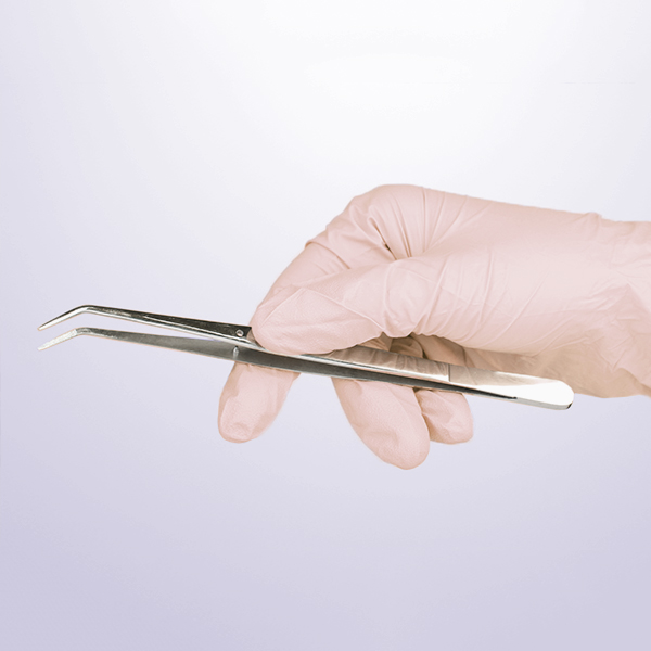 Chirurgisches Instrument in behandschuhter Hand